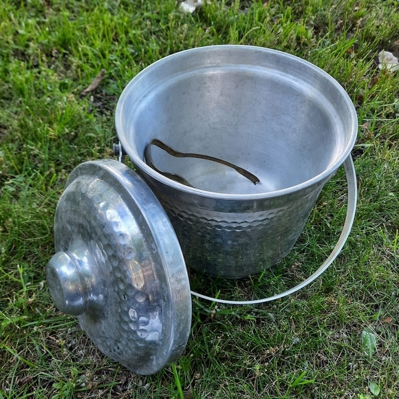 Vintage MCM Italian hammered aluminum silver metal ice bucket with tongs - Picture 5 of 15
